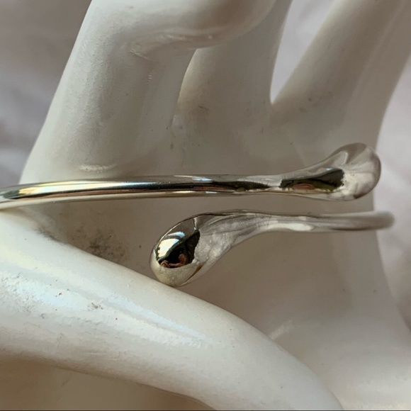 ✨🌸HOST PICK 🌸✨Sterling silver vintage rigid bangle tear drops 7” - Picture 2 of 9